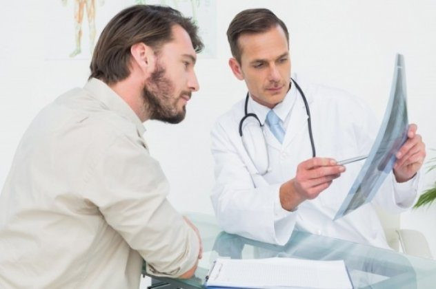 3. Có dị vật trong niệu đạo, đặt ống dẫn nước tiểu hoặc dùng đồ chơi người lớn không đúng cách: Đây cũng có thể là nguyên nhân làm tổn thương tuyến tiền liệt hoặc niệu đạo và gây chảy máu khi xuất tinh. Nếu có tiền sử hoặc hành vi tương tự, phải thật chú ý.
