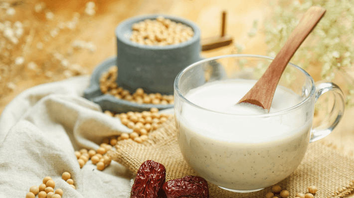 Thế nhưng, sức khỏe Tiểu Lý không được tốt lắm, cô viêm gan B từ nhỏ. Nghe một người bạn nói rằng uống sữa đậu nành có thể bổ gan nên Tiểu Lý học tập, mỗi ngày đều uống một cốc sữa đậu nành vào buổi sáng để bổ sung dinh dưỡng. Tình trạng này kéo dài hơn một năm qua.