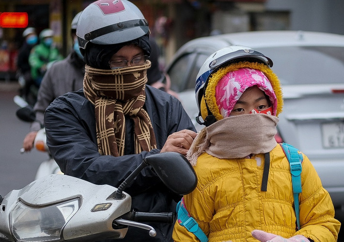 Để giữ ấm phần cơ thể này, hãy thường xuyên sử dụng khăn quàng cổ để giữ ấm vai và cổ, hạn chế mặc các trang phục hở vai, trễ vai, quây, khoét ngực sâu.