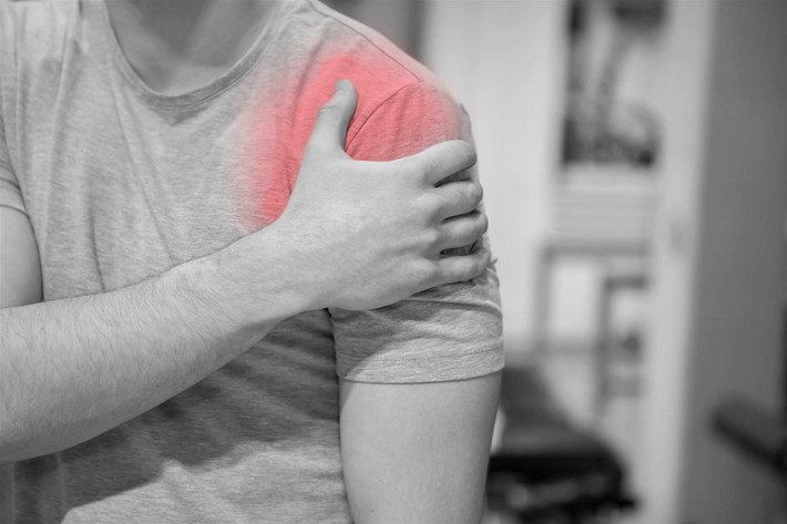 Theo chẩn đoán của bác sĩ, khi xuất hiện một khối u ở gan sẽ khiến cơ hoành bên phải gây ra hiện tượng đau mỏi vai phải, đồng thời bệnh đau vai gáy do ung thư gan cũng khác với triệu chứng đông cứng vai gáy. Song mọi người không biết, thường bỏ qua.