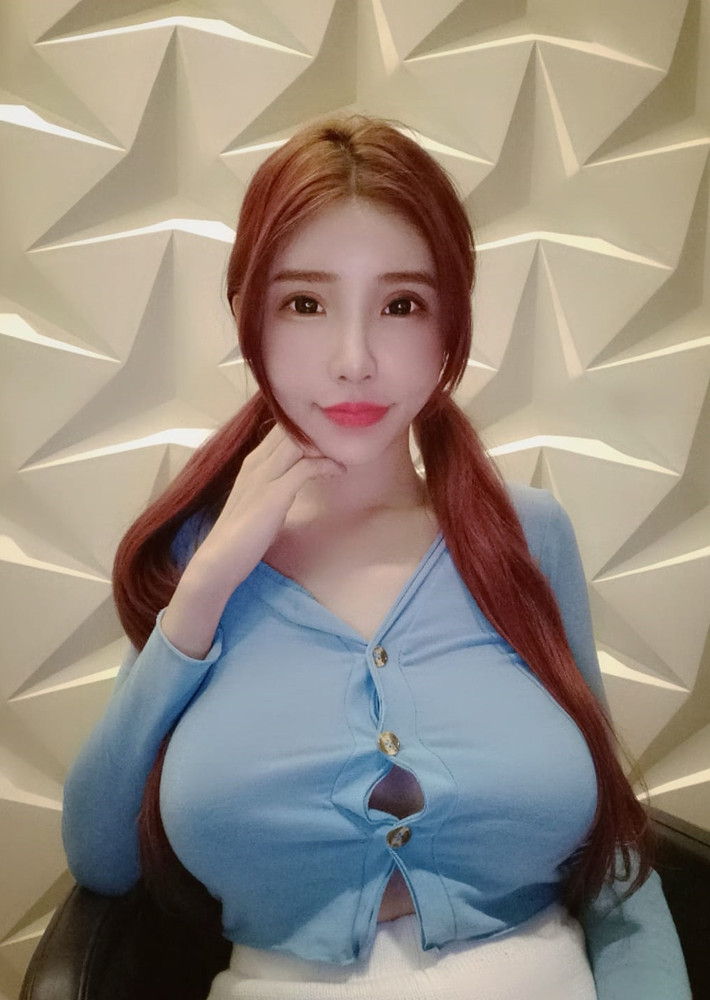 Mỹ nhân gợi cảm Tiền Dục Từ (Bella) sở hữu gương mặt ngọt ngào, thân hình nóng bỏng và chiều cao lên đến 1m70. Cô nàng thường xuyên khoe ngoại hình hút mắt của mình lên mạng xã hội, được đông đảo mọi người yêu thích.