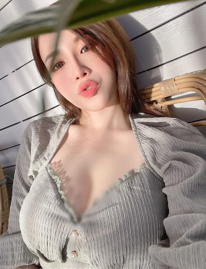 Cô nàng cũng là một người mẫu ảnh nhận được rất nhiều sự ưu ái từ các nhãn hàng thời trang, mỹ phẩm.