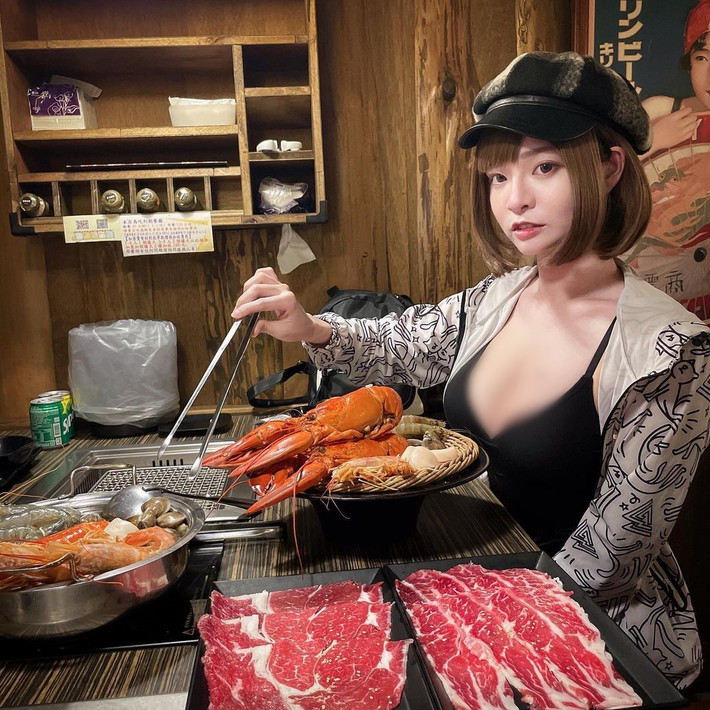 Tuy nhiên, dạo gần đây, hot girl quyến rũ bị chỉ trích là gợi cảm quá đà, chuyển thành phản cảm.
