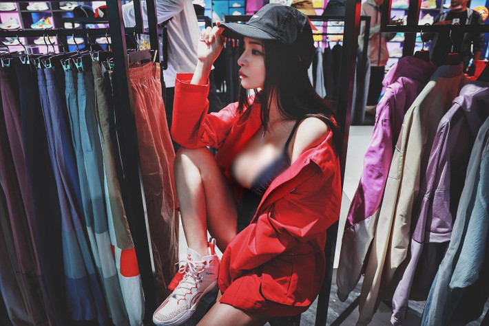 Đáng nói, khi đó, dù mặc quần ngắn, hot girl vẫn cố tình đặt điện thoại lên bàn chân và giơ chân thật cao để livestream trực tiếp. Cảnh tượng khiến nhiều người không khỏi choáng váng.