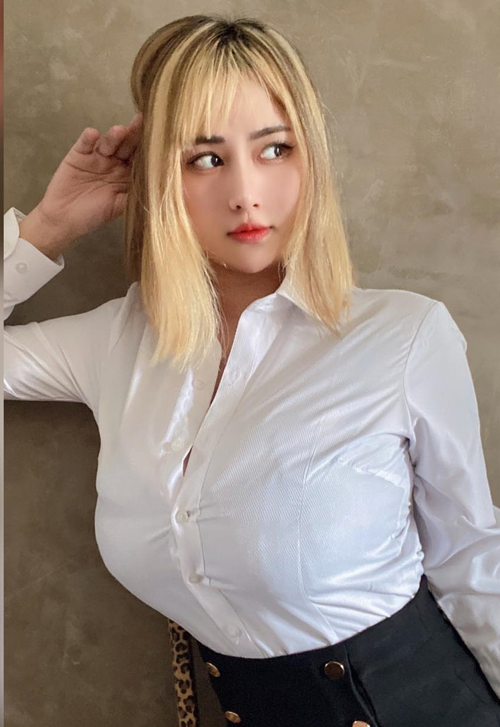 Thế nhưng, độ nổi tiếng của Hồng Dung không mấy giảm sút vì cô nàng thường giao lưu với người hâm mộ qua những tài khoản mạng xã hội.