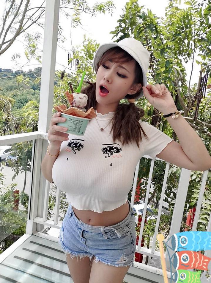 Những chiếc áo crop-top có vẻ là trang phục yêu thích của hot girl siêu vòng 1. Cô nàng diện loại áo này trong rất nhiều hoạt động.