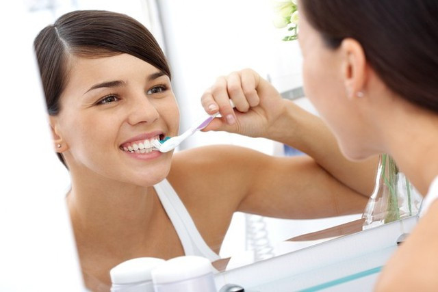 3. Bệnh răng miệng: Khi đánh răng mà buồn nôn cũng có khả năng là do các bệnh răng miệng khác nhau gây ra. Các bệnh răng miệng thường gặp bao gồm chảy máu nướu răng và loét miệng.