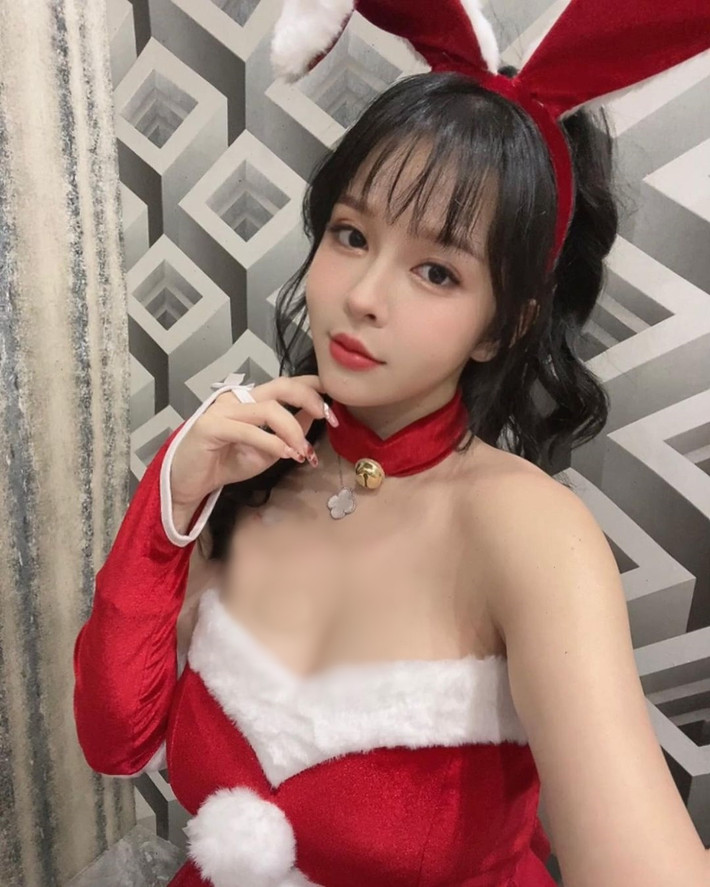 Mới đây, Trần Hương Lăng đã đăng tải bộ ảnh hoá thân thành nàng thỏ Noel vô cùng xinh đẹp và nổi bật.