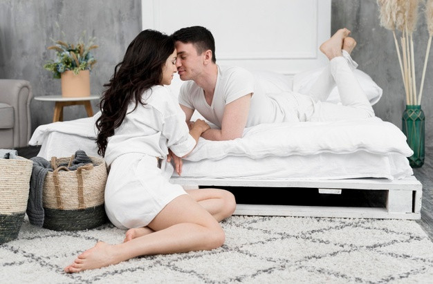 4 - Ân ái quá lâu sau thời gian dài xa cách: Nhiều người có câu "tiểu biệt thắng tân hôn" để chỉ cảm giác ân ái mặn nồng giữa những cặp vợ chồng lâu ngày mới gặp nhau. Tuy nhiên thực tế, sau khoảng thời gian dài không bên nhau, lúc này bạn phải kiềm chế bản thân, vì cơ thể sẽ không thể chịu đựng được va chạm quá nhiều.