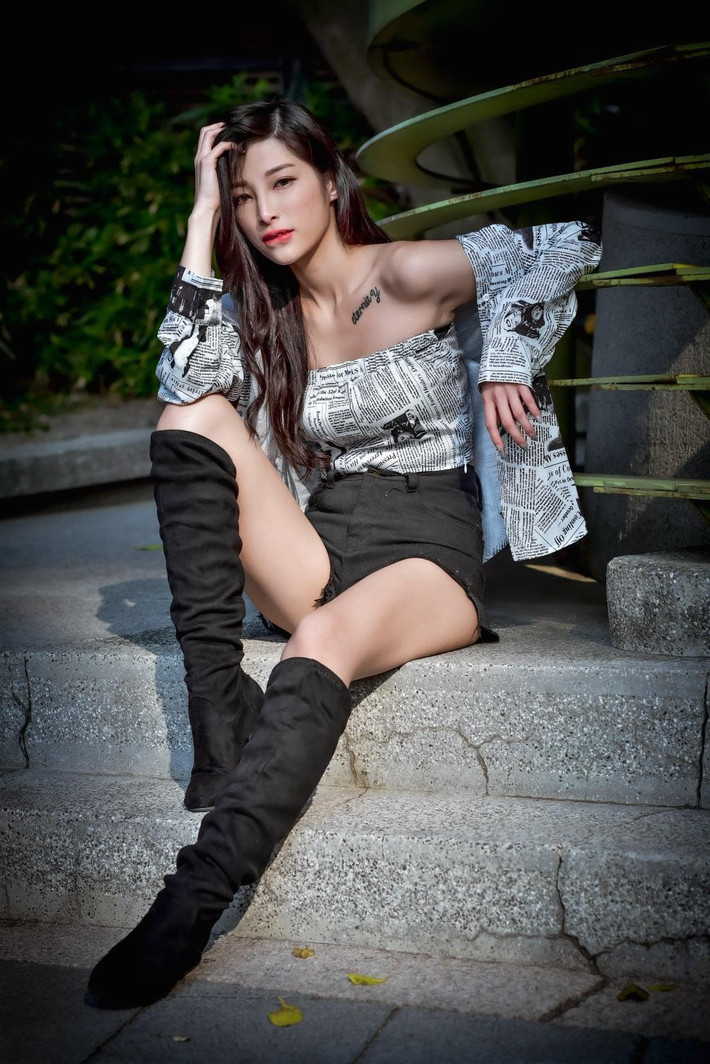 Không ngờ, mới đây, hot girl Giả Đồng Đồng lại bị cảnh sát bắt vì tàng trữ ma tuý, lừa tiền, lừa tình người hâm mộ.