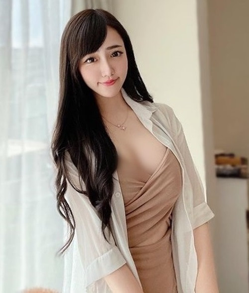 Người hâm mộ của Di Đình, đặc biệt là các fan nam không khỏi "nóng mắt" vì rõ ràng, nữ y tá diện mốt "thả rông", không mặc nội y.