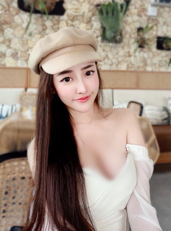 Thực tế, ngoài thời gian đi làm, diện đồng phục y tá kín đáo, lịch sự, ngoài đời hot girl Di Đình rất chuộng trang phục bó sát, khoe đường cong cơ thể.