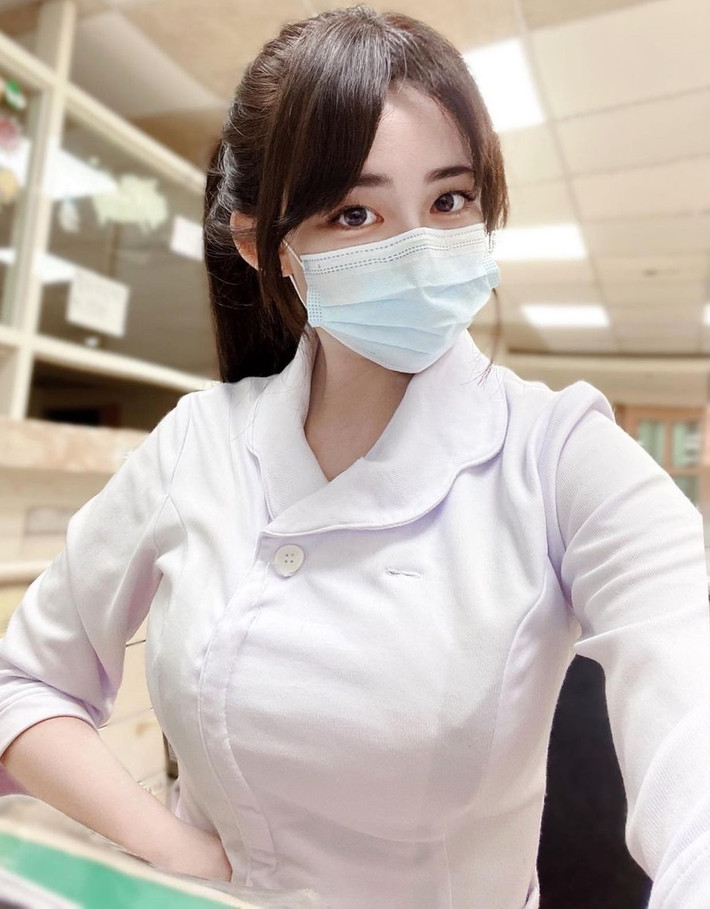 Nữ y tá xinh đẹp gợi cảm Di Đình (Elle) có gương mặt trong sáng, dễ thương nhưng thân hình vô cùng nóng bỏng. Nét đẹp tương phản, đối lập của Di Đình khiến cô nàng trở nên nổi bật, thu hút đông đảo sự chú ý của cư dân mạng.