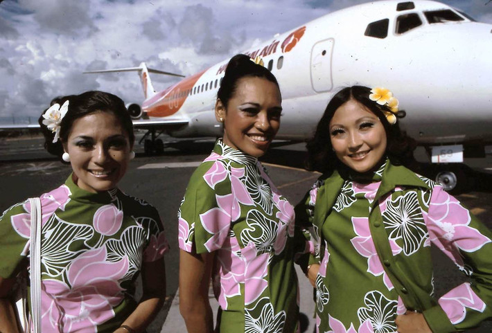 Năm 1974: Trang phục của các nữ tiếp viên Hawaii Airlines đã được thiết kế với họa tiết hoa in lớn hơn. Đồng phục là một chiếc váy có tay ngắn đi cùng áo khoác cùng kiểu họa tiết kèm các phụ kiện như giày, túi cầm tay và trang sức.