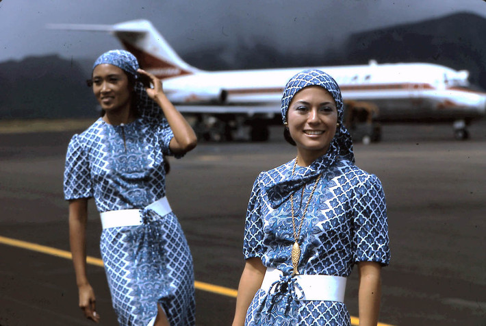 Năm 1971: Thời điểm này, đồng phục tiếp viên được thiết kế lại bởi Richard Tam (San Francisco) với các họa tiết hoa tinh tế hơn. Phụ kiện đi kèm bao gồm giày bệt, bốt có dây buộc hoặc xăng đan màu trắng, khăn choàng đầu, thắt lưng hoặc cà vạt. Ngoài ra còn thêm một dây chuyền có mặt hình chú cá đại diện cho cuộc chinh phục các vùng biển của người Hawaii.