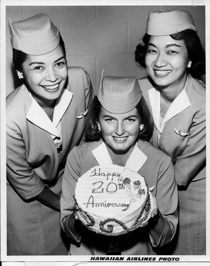 Năm 1960: Chuyến bay đầu tiên từ Los Angeles đến Honolulu được thực hiện . Đồng phục tiếp viên hàng không Mỹ cũng được đổi từ màu nâu sang xanh da trời, tay áo sửa ngắn hơn và còn có thêm một chiếc mũ đồng phục.