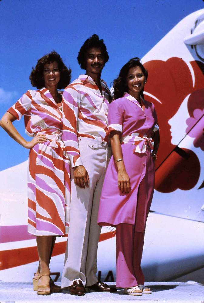 Năm 1979: Đồng phục tiếp viên Hawaii Airlines chuyển sang có logo mới là hình hoa lan màu đỏ. Kỷ niệm 50 năm thành lập, các tiếp viên hàng không được sở hữu 20 bộ đồng phục từ 6 hãng thời trang khác nhau.