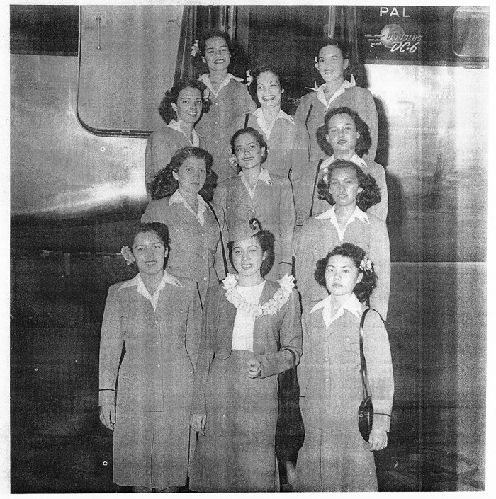 Năm 1948: Bức ảnh chụp đoàn tiếp viên hãng hàng không Hawaii Airlines tiếp đón đoàn Philippines (đại diện đoàn là người đang đeo vòng hoa đứng giữa).