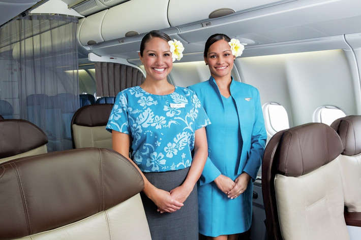 Năm 2009: Đây là thời điểm kỷ niệm tròn 80 thành lập hãng hàng không Hawaii Airlines. Nhân dịp này, hãng hàng không Mỹ đã thay đổi trang phục mới cho tiếp viên. Bộ trang phục này do nhà thiết kế Emma Howard thực hiện với phong cách lịch thiệp và tinh tế hơn. Đến nay, bộ đồng phục vẫn được sử dụng.