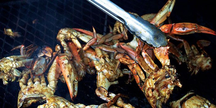 Những con cua được nướng thơm giòn bởi các đầu bếp của công ty du lịch. Sau khi ăn cua và các món hải sản nướng, du khách sẽ kết thúc chuyến du lịch vào 9h tối.