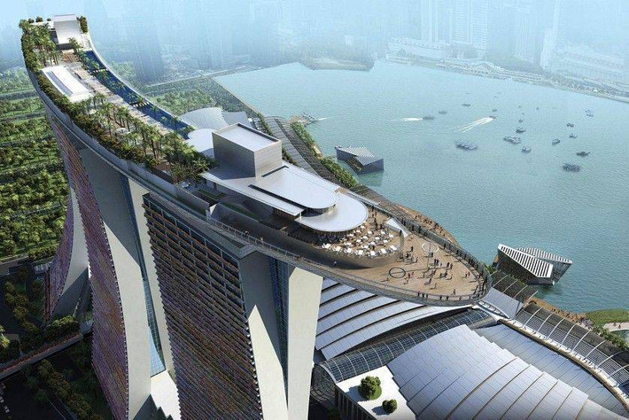 Bể có chiều dài 151 m, được thiết kế bằng loại kính trong suốt làm từ những chất liệu đặc biệt.