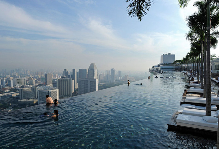 Nhờ có vị thế tuyệt đẹp, bể bơi vô cực trên khách sạn Marina Bay Sands luôn hút khách du lịch từ khắp nơi trên thế giới ghé thăm.
