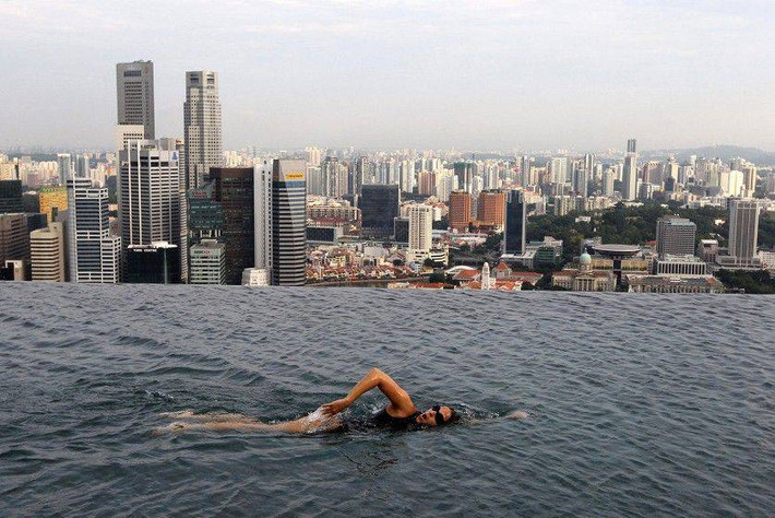 Marina Bay Sands bao gồm 1 khách sạn 2561 phòng lớn, một bảo tàng, casino, nhà hàng, quán bar, trung tâm mua sắm rộng lớn và công viên rộng lớn trên tầng thượng ngay cạnh bể bơi vô cực.