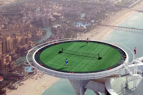 Sân tennis cao nhất thế giới nằm trên tầng cao nhất của khách sạn, cao 211m so với mặt đất, diện tích bề mặt là 415m2. Trước đây nó vốn là sân đậu phủ cỏ dành cho trực thăng. Cách đây 6 năm, nó đã được cải tạo thành sân tennis.