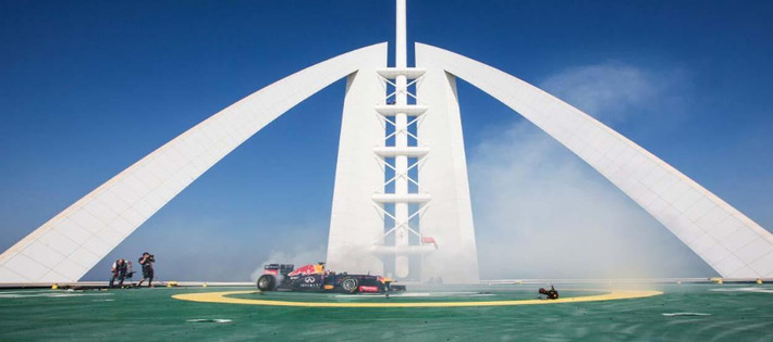 Tháng 10/2013, màn trình diễn của giải đua xe FIA Công thức Một Infiniti Red Bull Racing cũng được tổ chức sân trực thăng của khách sạn Burj Al Arab.