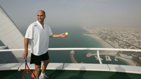 Chuyện bay mất bóng khi chơi trên sân tennis cao nhất thế giới là chuyện bình thường và lúc đó, các tay vợt chỉ có thể nằm bò trên sân mà ngắm các quả bóng lao vút xuống biển.