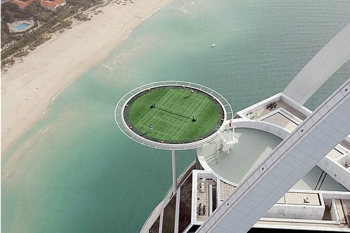 Trong khi đó, tay vợt hàng đầu thế giới Federer cũng hồ hởi cho biết: “Tôi đã từng tới Dubai và ở khách sạn Burj Al Arab nhiều lần, nhưng đây đúng là trải nghiệm đặc biệt. Chơi tennis với Andre trên nóc khách sạn, rồi bao quát toàn thành phố, thật tuyệt vời”.