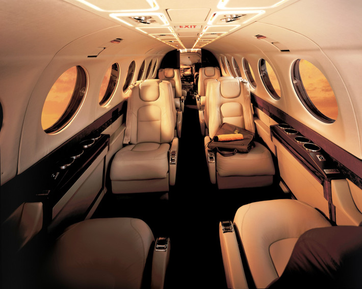 Trong khi đó, Beechcraft King Air 350 có nội thất cabin thuộc hàng cao cấp nhất và được lắp đặt các hệ thống công nghệ điều hòa nhiệt độ, điều áp hàng đầu. Ảnh: nội thất chiếc King Air 350.