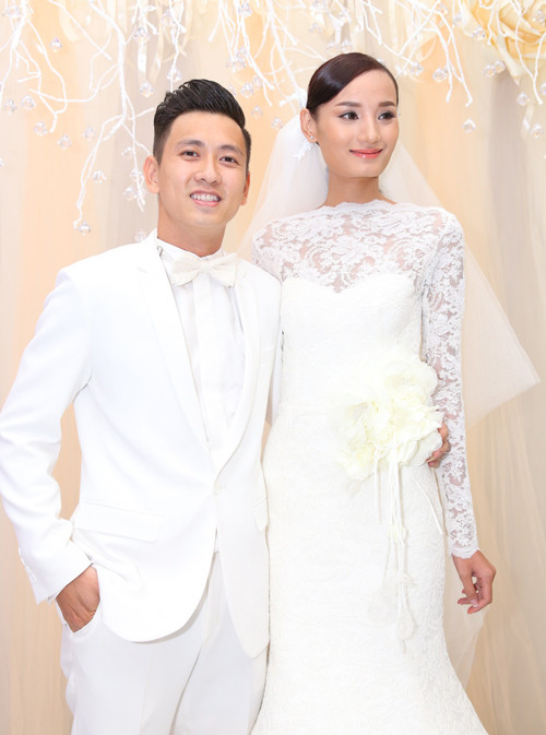 Vào ngày đầu tiên của năm mới 2015, người mẫu Lê Thúy đã chính thức lên xe hoa với người bạn trai điển trai Đỗ Khải An. Bộ váy cưới của cô người mẫu này được thiết kế cầu kỳ bằng chất liệu ren và phần đuôi cá được xếp phồng.