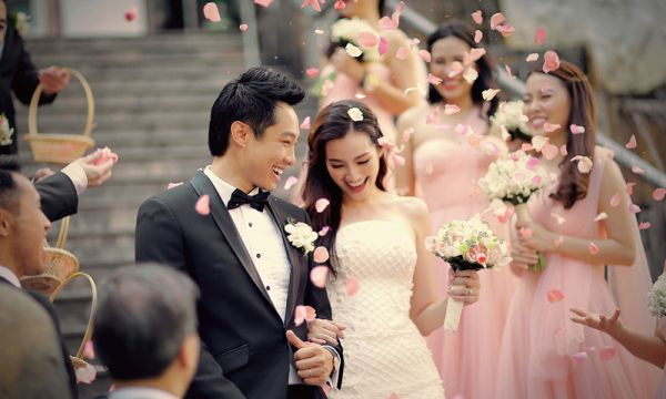 Trúc Diễm diện 4 bộ váy cưới tuyệt đẹp được đính pha lê quý do nhà thiết kế nổi tiếng Chung Thanh Phong tặng. Nhà thiết kế Chung Thanh Phong đã sử dụng kỹ thuật đính kết, thêu tay, đắp ren và in 3D tạo nên độ cầu kỳ và tinh xảo cho những sản phẩm này.