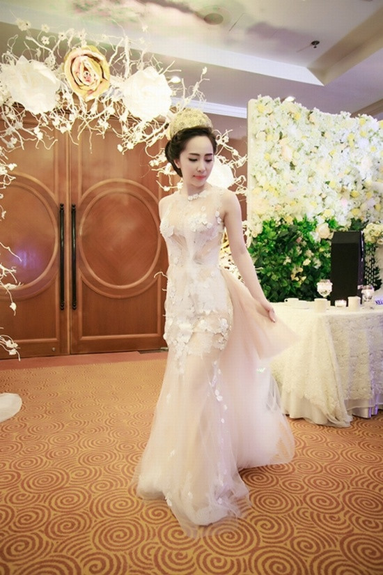 Chiếc váy được may hoàn toàn từ chất liệu voan mỏng có đính hoa ở những vị trí nhạy cảm.