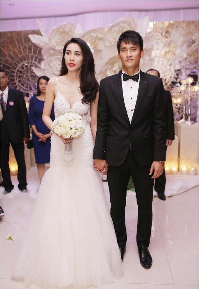Trong đám cưới hồi tháng 12/2014, ca sĩ Thủy Tiên đã mặc một bộ váy cưới được kết toàn bộ bằng đá Swarovski cao cấp có giá tới nửa tỷ đồng. Nhà thiết kế Đỗ Long là người nhận trách nhiệm hoàn thành 3 chiếc váy cưới đắt tiền cho Thủy Tiên.