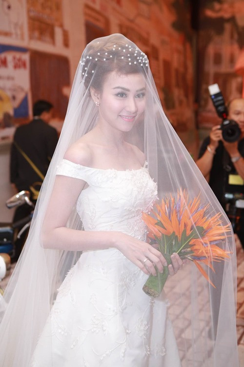 Điểm nhấn trong phong cách thời trang cưới của Ngân Khánh chính là chiếc khăn voan dài hơn 2m được nhà thiết kế Hoàng Hải thực hiện. Toàn bộ hoa văn trên khăn voan được thêu tay trong hai tháng, cầu kỳ và tỉ mỉ và có nét đương đồng với mẫu khăn trong bộ sưu tập couture của Elie Saab. Nhà thiết kế cùng nhiều thợ thêu thủ công lành nghề đã mất hai tháng để hoàn thành tác phẩm.
