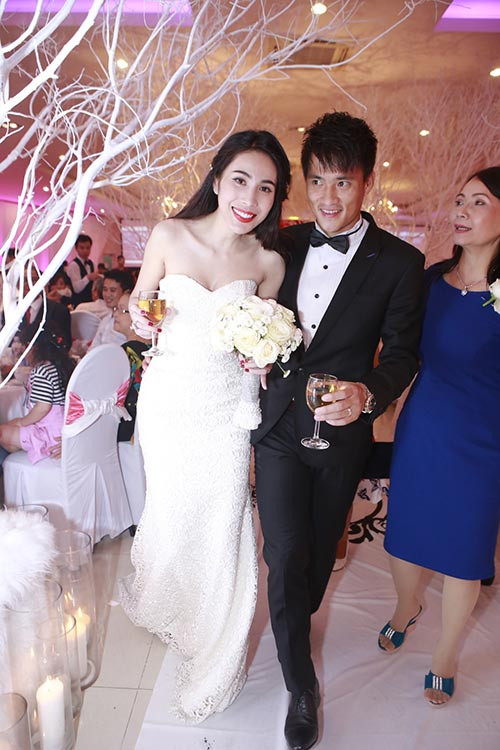 Những bộ váy cưới lộng lẫy của bà xã Công Vinh đều sử dụng chất liệu nhập ngoại hoàn toàn như ren Ý, voan cao cấp và hạt đá Swarovski.