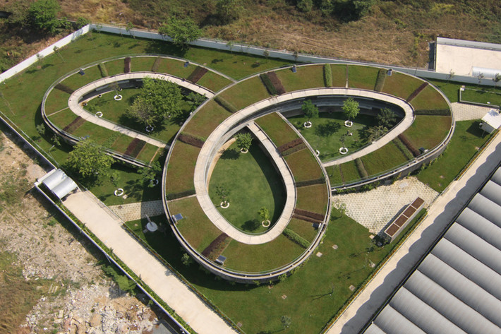 Cuộc thi do trang mạng kiến trúc hàng đầu thế giới Archdaily (Mỹ) tổ chức để chọn ra một công trình xuất sắc trong mỗi hạng mục như Nhà ở, Giáo dục, Nhà hàng... Nhiều nhà Việt lọt top đẹp nhất năm 2015. Trong đó, công trình “Nhà trẻ Farming Kindergarten” đã lọt vào hạng mục công trình Giáo dục.