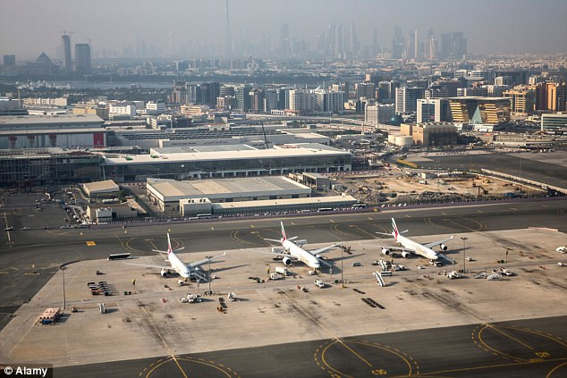 Tim Clark, Chủ tịch Hãng hàng không Emirates cho biết, sự phát triển vững chắc của ngành Công nghiệp hàng không Dubai là nhờ chính sách phát triển kinh tế và cơ sở hạ tầng tiến bộ: “Môi trường kinh doanh thuận lợi này đã thu hút hơn 120 hãng hàng không khác tới Dubai. Đối với Emirates, điều đó có nghĩa là chúng tôi cũng phải thận trọng”.