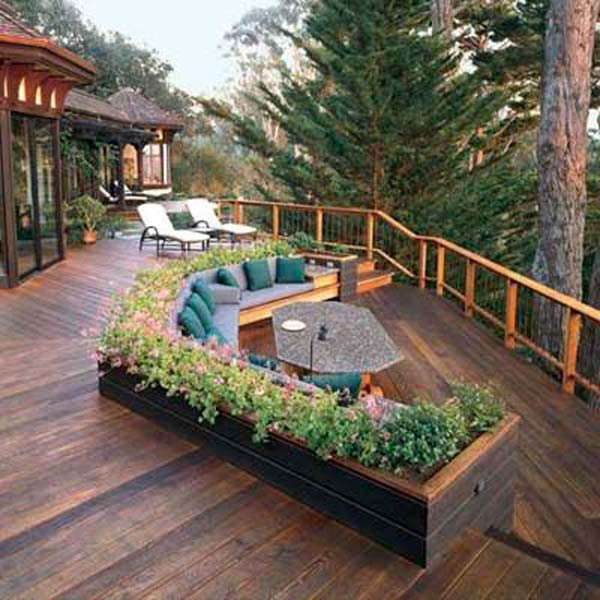 Bạn có thể trồng thêm những bồn hoa để khoảng sân ngoài trời trở nên hấp dẫn, sinh động hơn.