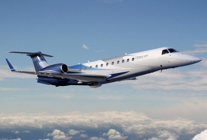 Legacy 600 là dòng máy bay có tính cạnh tranh trong thị trường máy bay phản lực thương gia tầm trung. Đối thủ chính của nó trên thị trường là Canadair Challenger.