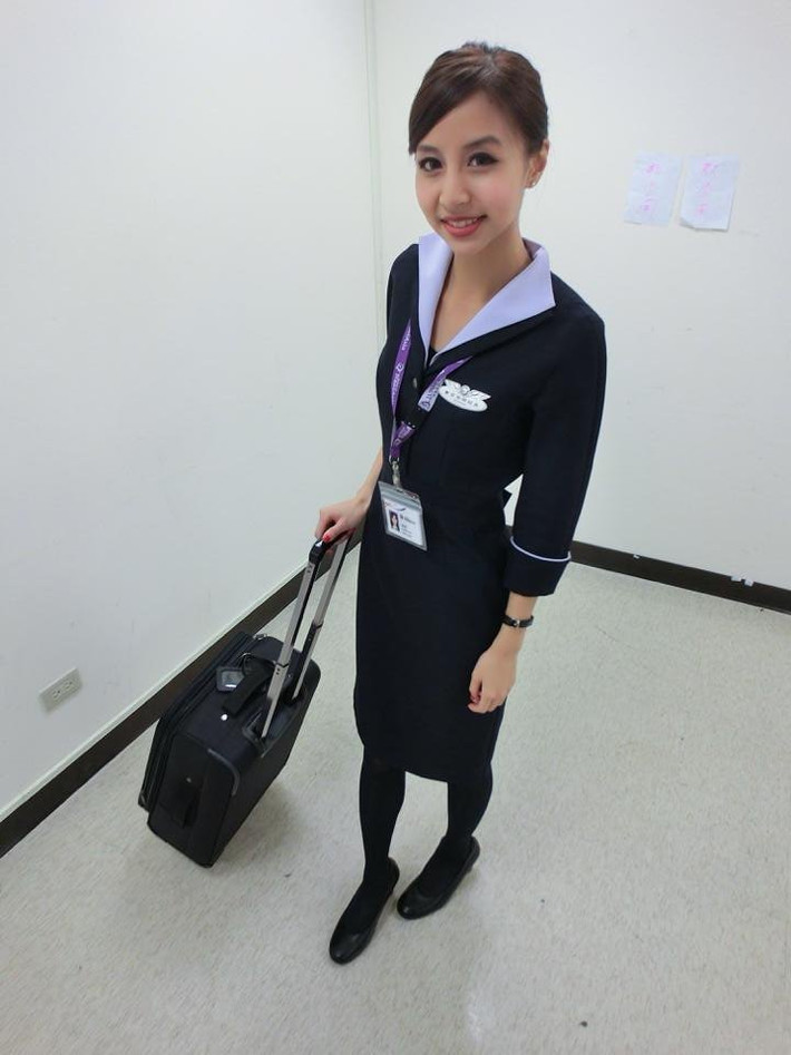 Một nữ tiếp viên kéo hành lý chuẩn bị lên chuyến bay thực hiện nhiệm vụ.