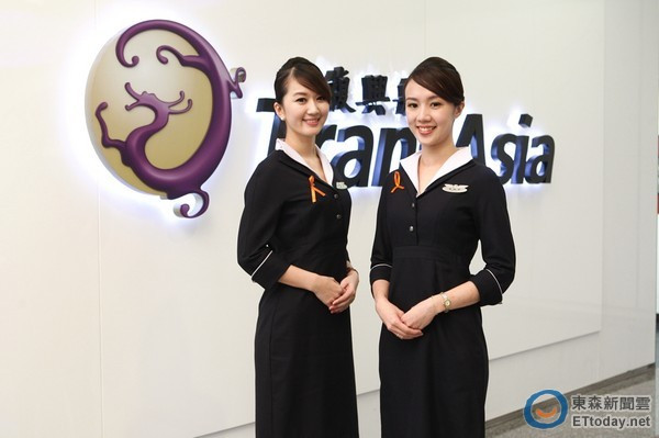 Hai nữ tiếp viên xinh đẹp của TransAsia Airways.
