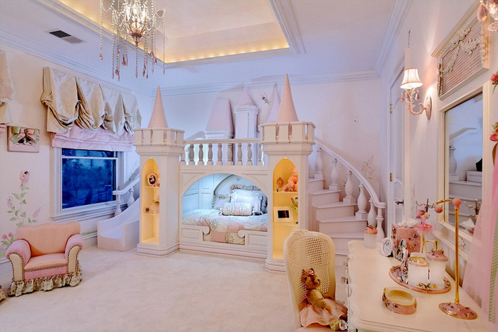 Với ý tưởng từ bộ phim Frozen – Nữ hoàng băng giá, nhà thiết kế người Mỹ Dahlia Mahmood tạo nên căn phòng cổ tích tuyệt đẹp. Những bộ nội thất màu hồng chủ đạo và những bức tranh tường vẽ tay tạo nên một thiên đường cổ tích cho các bé gái con nhà giàu. Đặc biệt, căn phòng còn được trang trí bằng những chi tiết pha lê Swarovski.