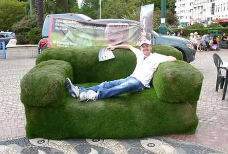Mô hình ghế sofa cỏ này được đặt ngay trên con đường đi lại.