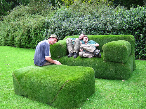 Bạn có thể nghỉ ngơi trên sofa cỏ sau những giờ làm vườn mệt mỏi.