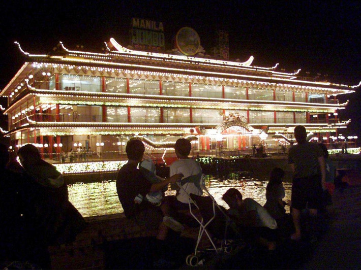 Có lúc, ông Ho kiểm soát hơn một nửa nền kinh tế của Macau. STDM là công ty thương mại lớn nhất của thành phố Macau. Ho cũng kiểm soát các sân bay, bến phà và dịch vụ trực thăng của thành phố.
