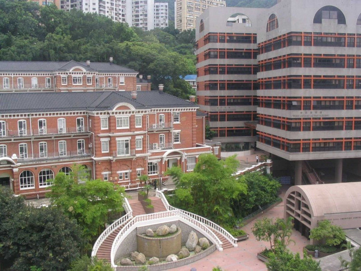 Ông vua sòng bạc này từng nhận được học bổng của trường Đại học Hong Kong nhưng ông đã không hoàn thành khóa học. Ông đã bỏ học khi gia đình buộc phải chạy trốn khỏi Hong Kong để tới sinh sống ở Macau.
