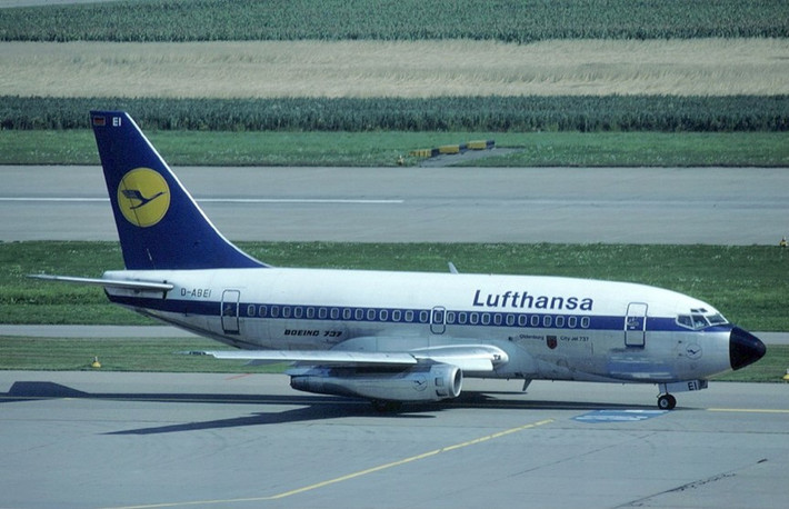 7. Boeing 737 với 10 vụ tai nạn gây chết người. Đi vào hoạt động từ năm 1968, Boeing 737 là dòng máy bay chở khách được sử dụng rộng rãi trên toàn thế giới. Một trong những vụ tai nạn gần đây nhất là của chiếc 737-200 xảy ra năm 2012, khiến 127 người tử vong.